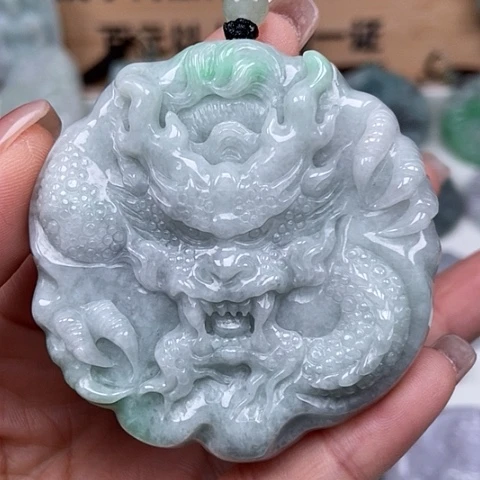 翡翠颈饰未镶嵌大龙