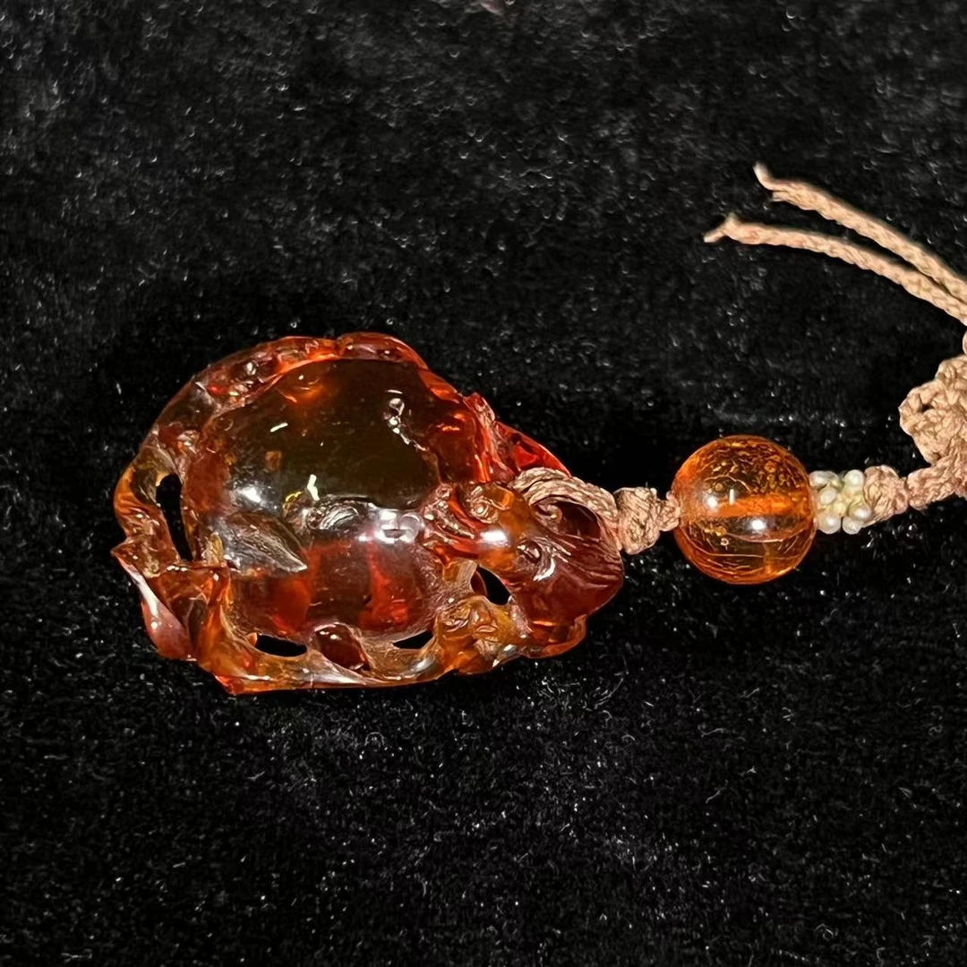 Lot18: 琥珀雕螭龙挂件34.5x26.6mm/7.7g