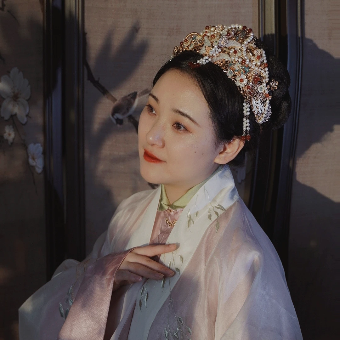 富贵动人上头绝美的头饰新娘红色重工中式复古结婚时尚复古风婚礼