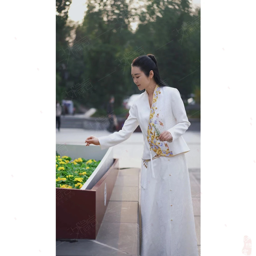 【君舒】春秋中式复古刺绣气质显瘦流苏长款套装