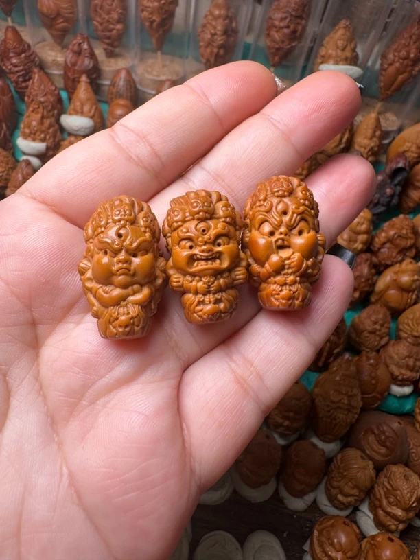 橄榄核雕刻启航工艺大Q版黑天三个，超级可爱，萌萌哒