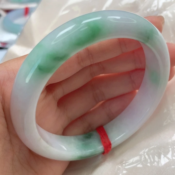 翡翠手镯未镶嵌。