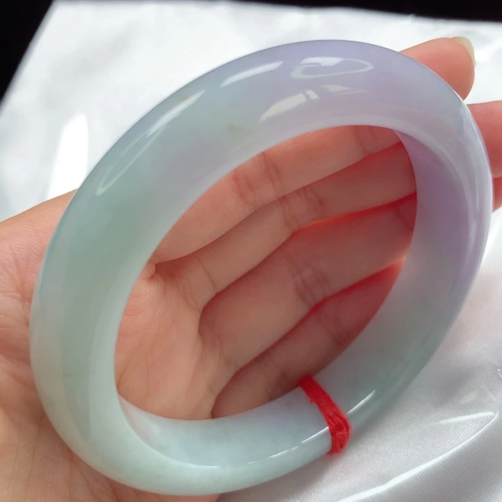 翡翠手镯未镶嵌。