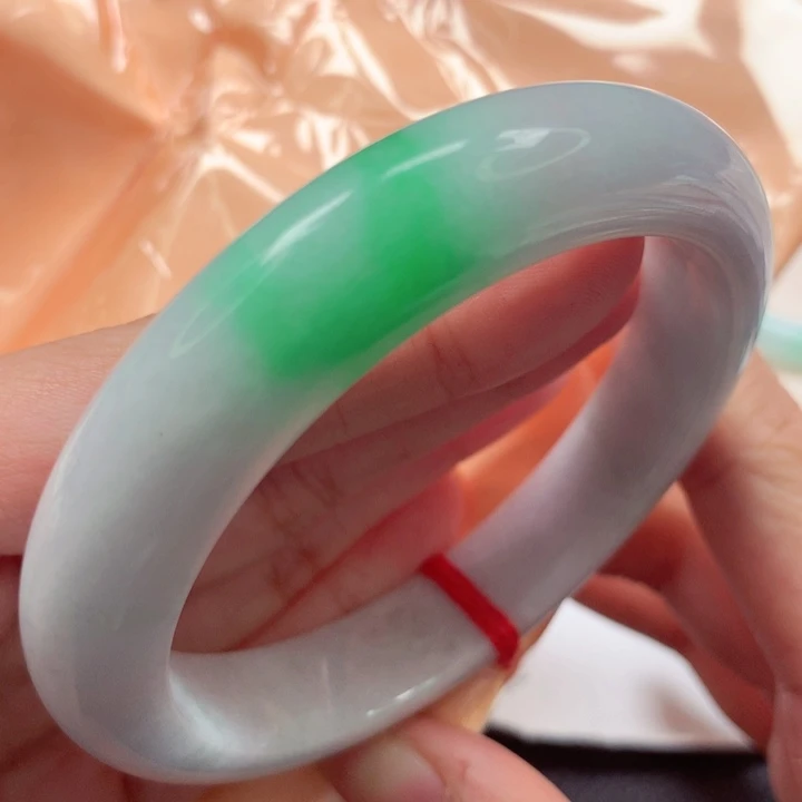 翡翠手镯未镶嵌，