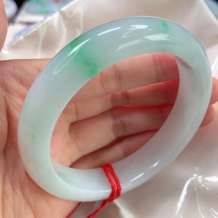 翡翠手镯未镶嵌。