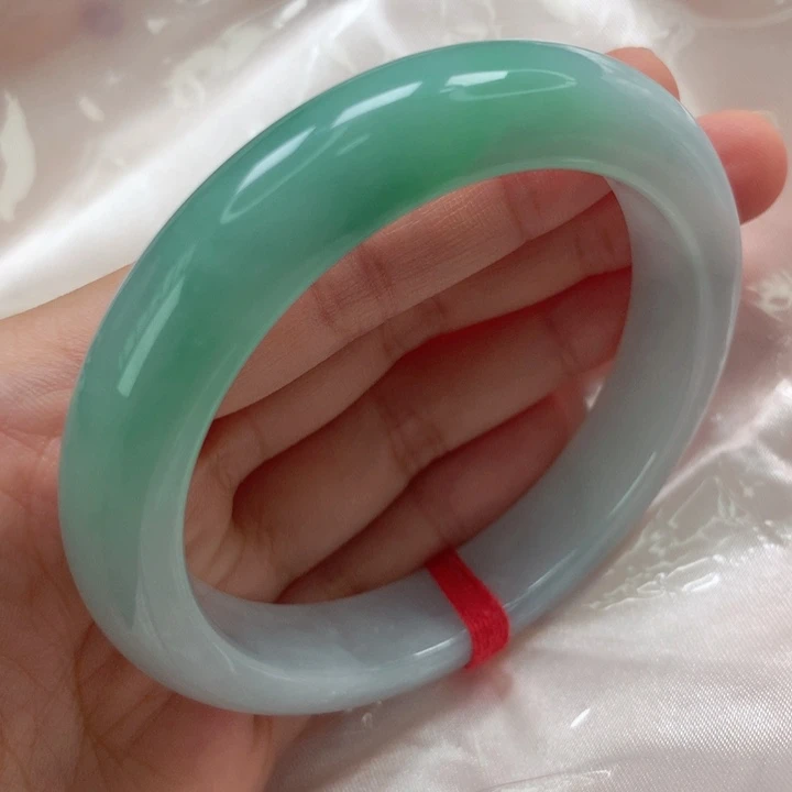 翡翠手镯未镶嵌。