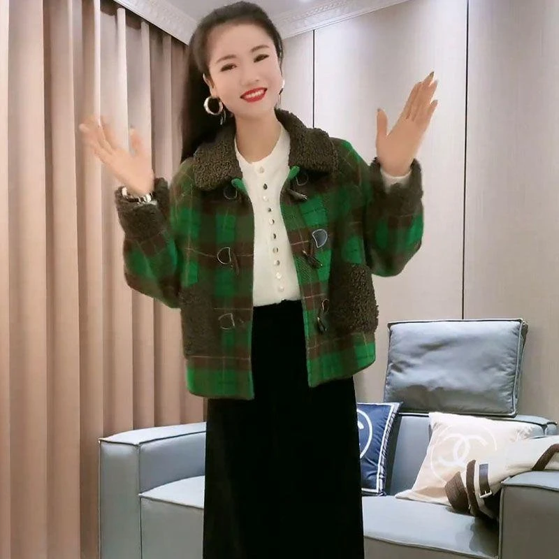 秋冬季女士短款夹克外套宽松翻领洋气妈妈装加厚时尚毛领针织开衫