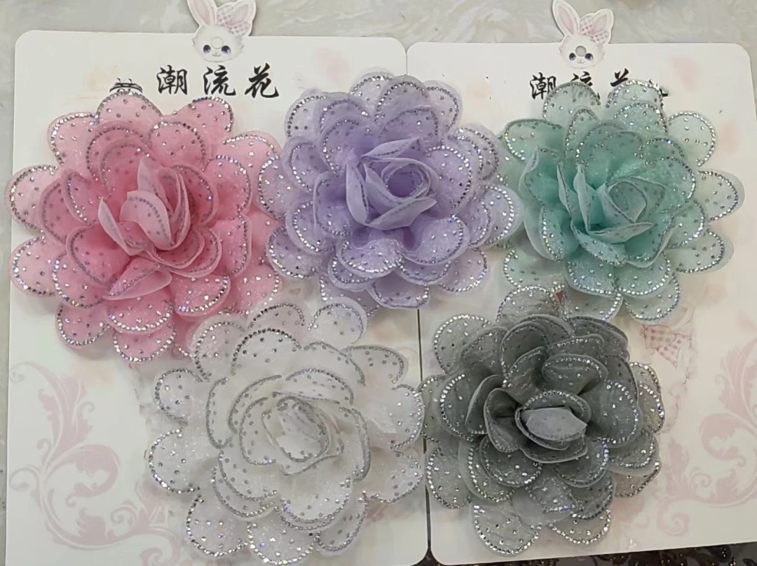 美拉德风布艺镶钻花朵胸花浅色花卉胸针鸭嘴夹女新款饰品高级感