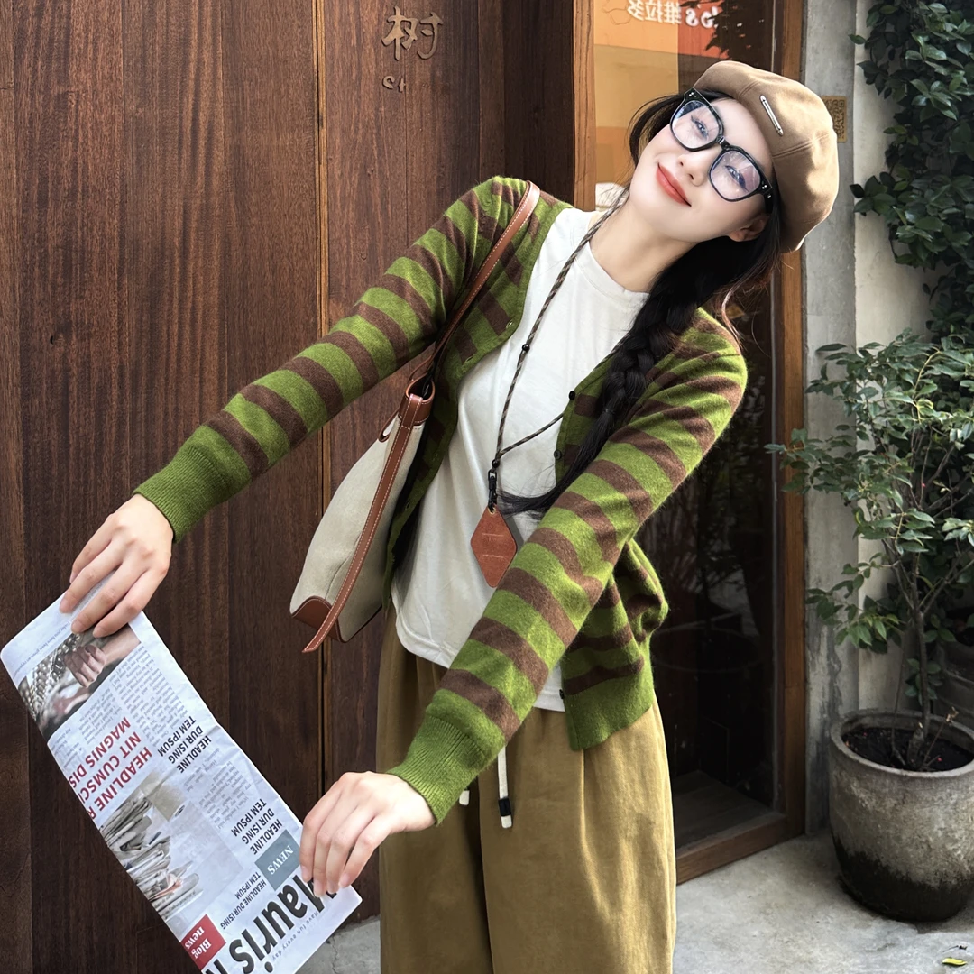 今婷大众ins绿咖条纹拼色V领排扣毛衣开衫-M24302317