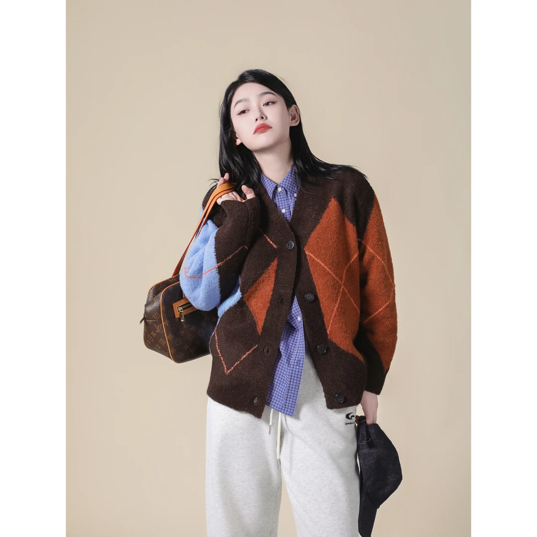 今婷秋冬复古休闲宽松菱格慵懒实穿v领单排扣开衫毛衣-M24306325
