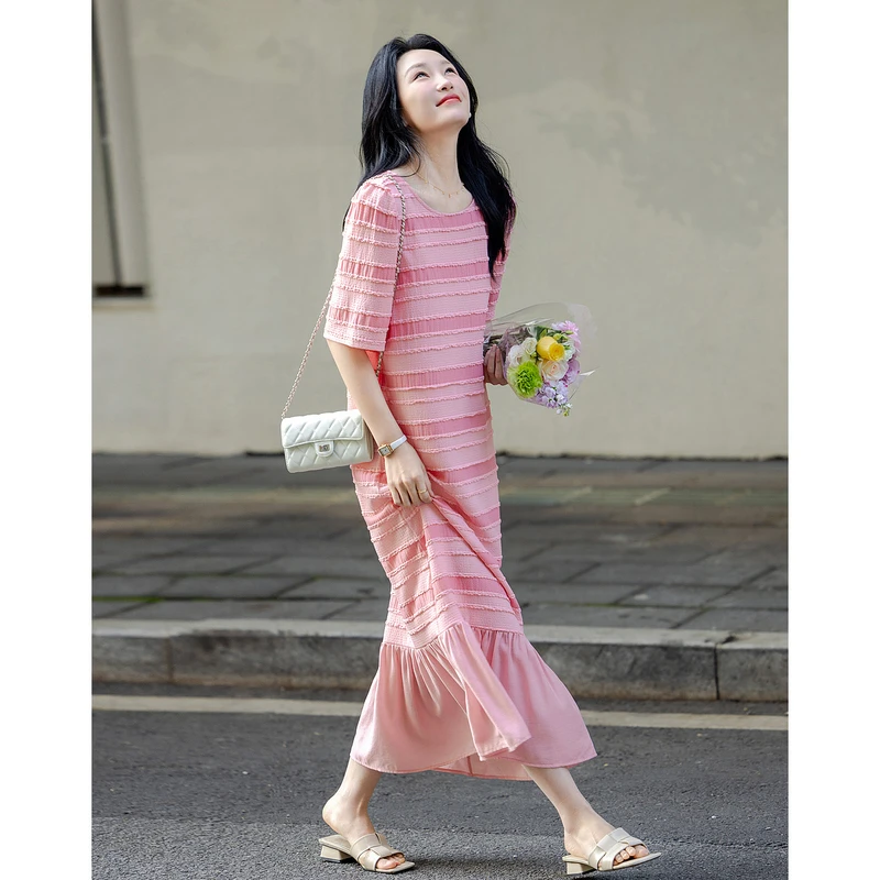 dme德·玛纳夏季圆领肌理感慵懒条纹甜美减龄针织连衣裙中长款