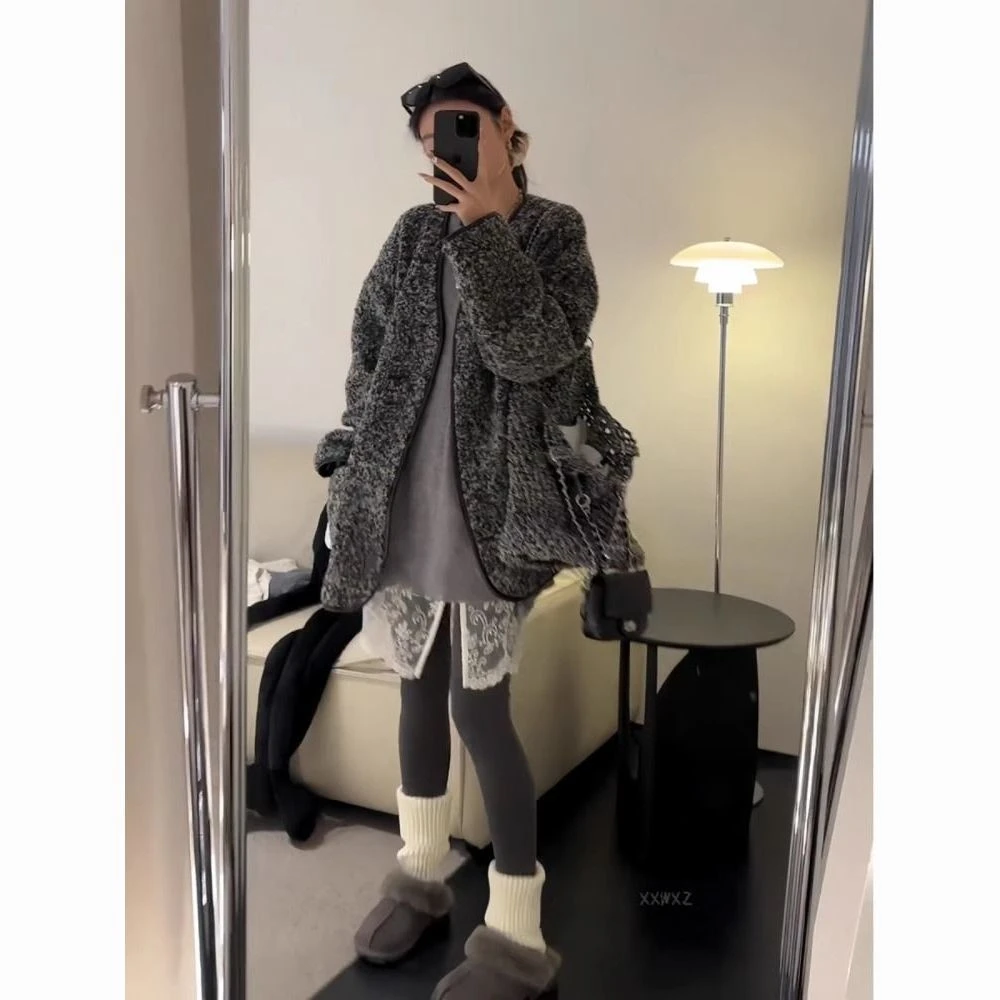 沫衣衣秀V领小香风外套女2024年冬季设计感小众休闲宽松复古上衣