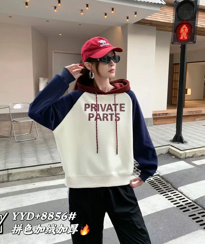 8856加绒秋冬款撞色连帽插肩袖抽绳字母印花简约洋气卫衣上衣