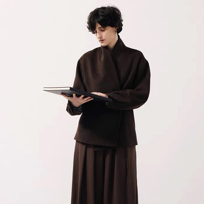 ii sense 设计师品牌CLV概念店 2024视觉系列 深木羊毛弧形西装