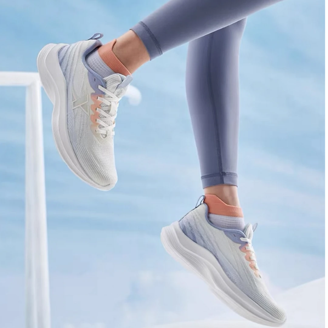 特步女跑鞋2025春季新款简约百搭休闲健身运动跑鞋女款舒适