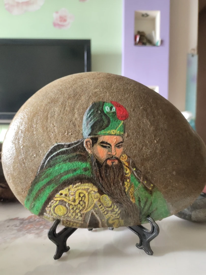 手绘丙烯石头画《关公半身像》已封层