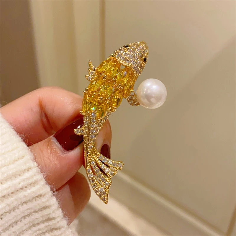 合金胸针 时尚轻奢高档金色锦鲤胸针胸花气质西装别针饰品配饰