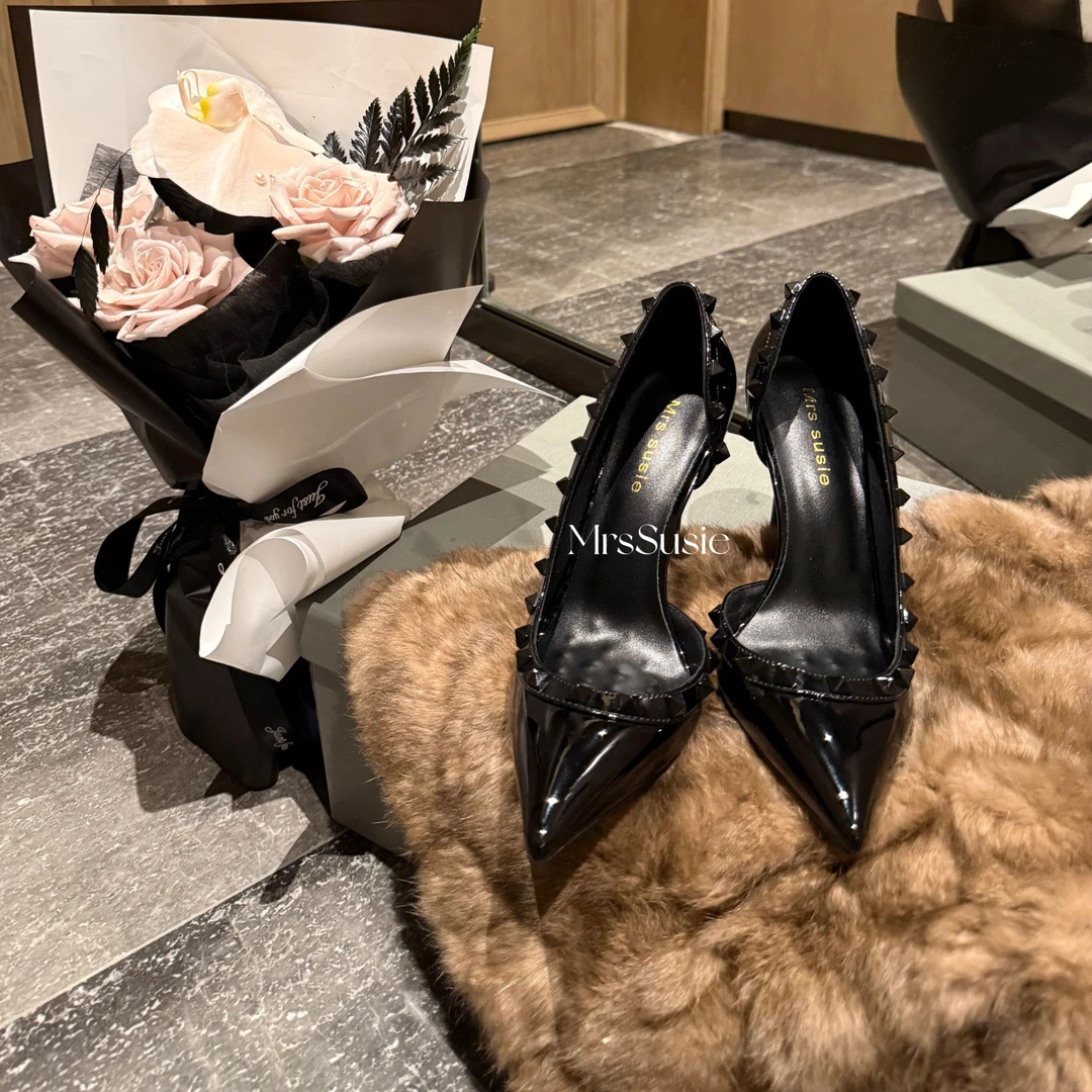 Mrs susie2025纯黑尖头包头浅口细跟高跟漆皮侧空铆钉单鞋女性感