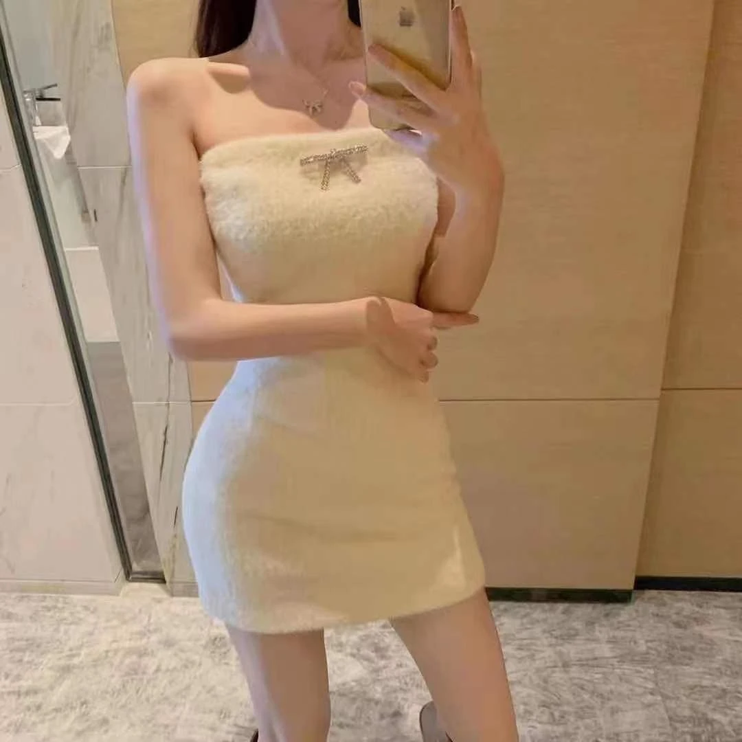 毛绒绒抹胸连衣裙女秋冬性感纯欲收腰显瘦一字肩内搭包臀修身短裙