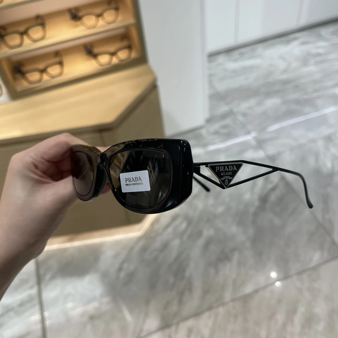 全新未使用 Prada/普拉达 三角标窄框墨镜 3-4周到