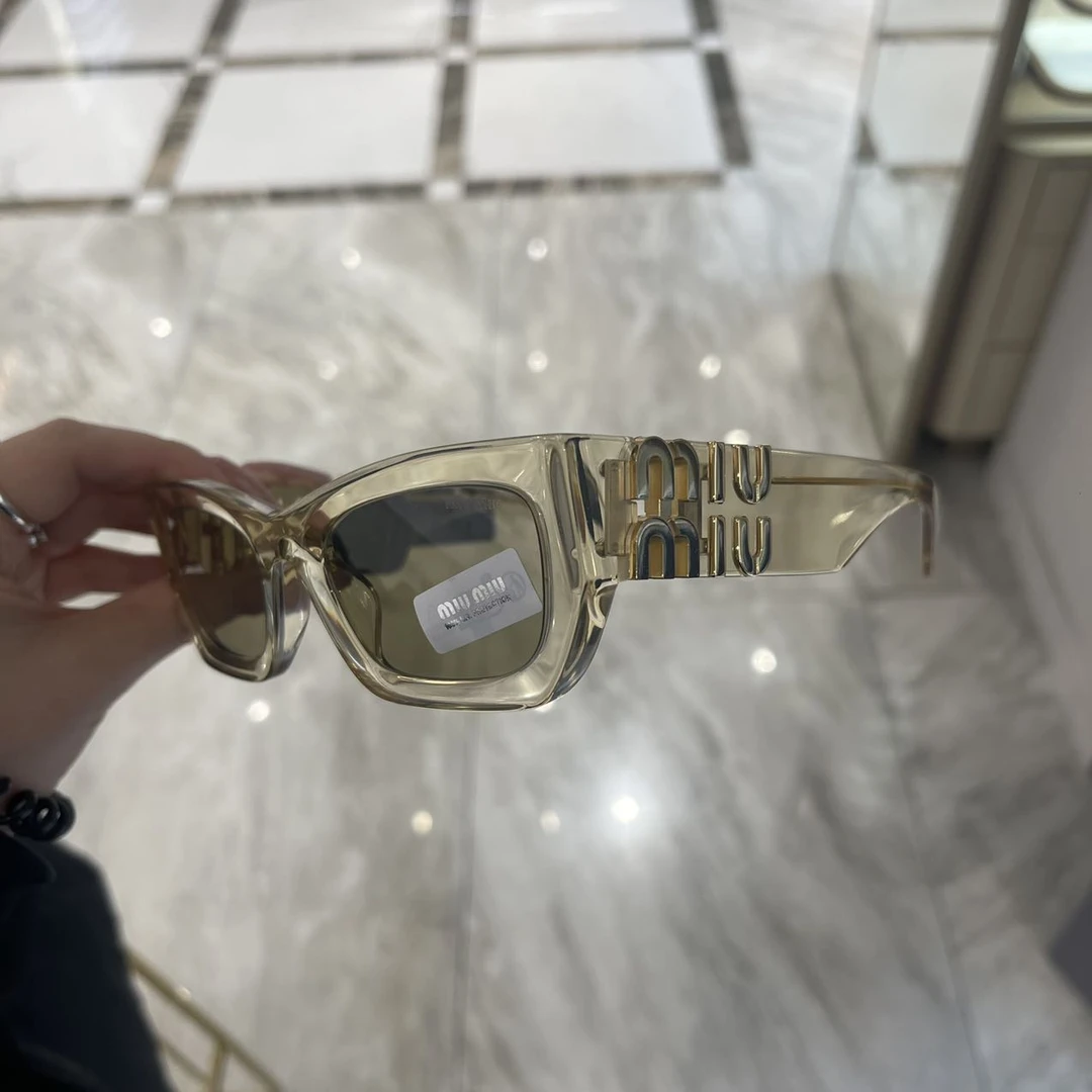 全新未使用 MIU MIU/缪缪 透明边框墨镜 3-4周到