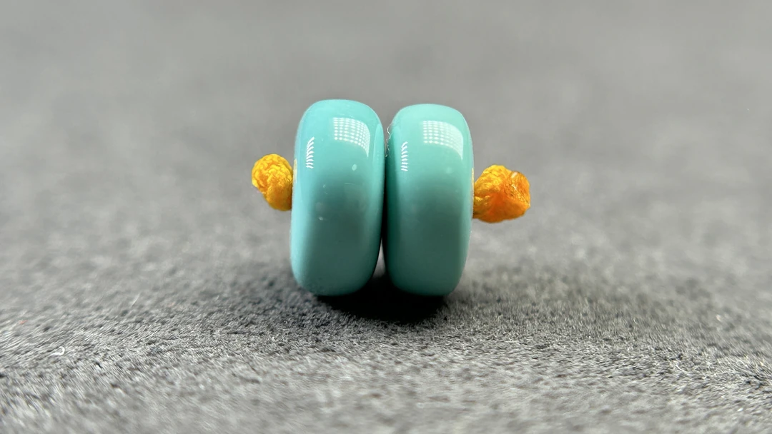 湖北天然原矿高瓷果冻料绿松石隔珠对珠文玩配饰尺寸9mmx4mm