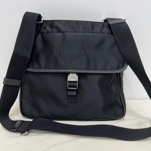 99新 Prada/普拉达 单扣双面背降落伞帆布邮差包