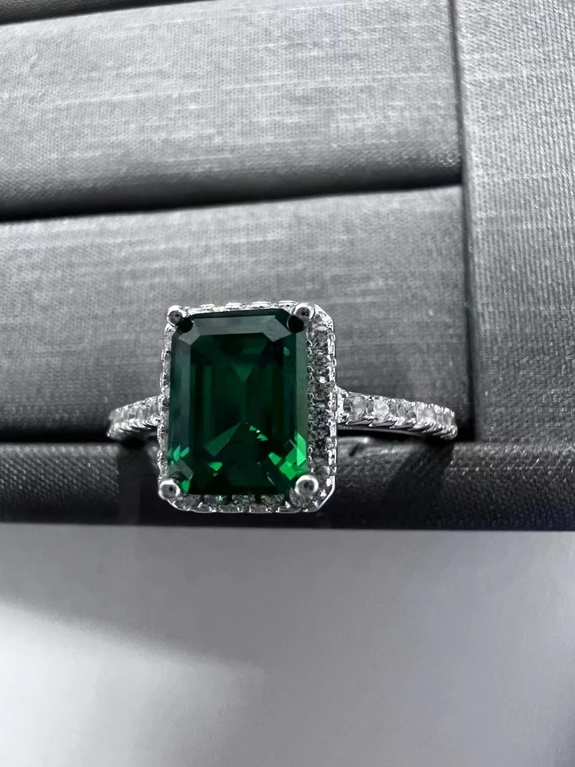 带包装微镶长方祖母切绿色戒指两克拉2ct-H