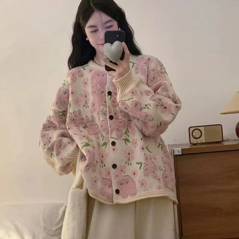 加厚孕妇装2024新款大码宽松秋冬遮肚子植绒花朵孕妇毛衣开衫外套