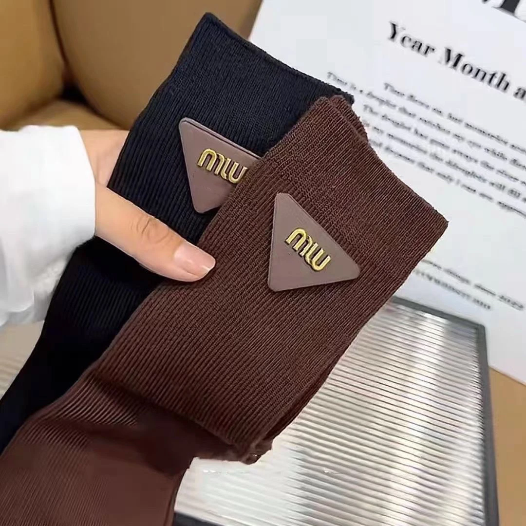 欧货潮牌袜子秋冬新款三角皮标高筒袜ins潮百搭网红爆款饰品袜子