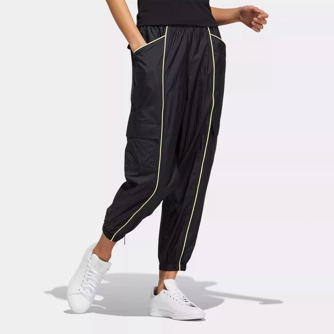 adidas/阿迪达斯侧条纹多口袋宽松束脚梭织运动裤女款黑色 HC6584