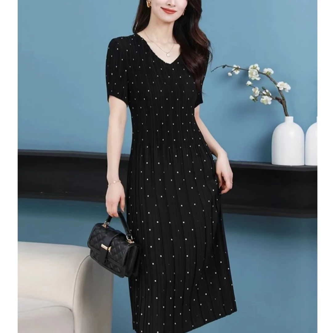 V领三宅褶皱连衣裙女夏装2024新款遮肉显瘦气质时尚宽松大码裙子