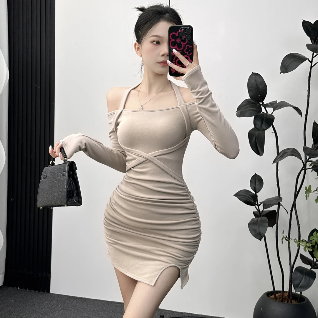 纯欲挂脖露肩设计感收腰包臀裙长袖修身打底加绒辣妹连衣裙女