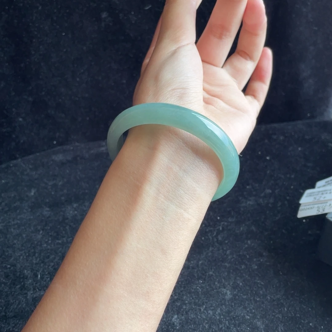 翡翠手镯未镶嵌湖水蓝