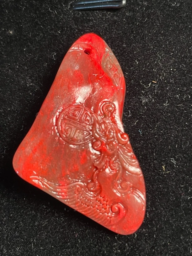 昌化鸡血石挂件。