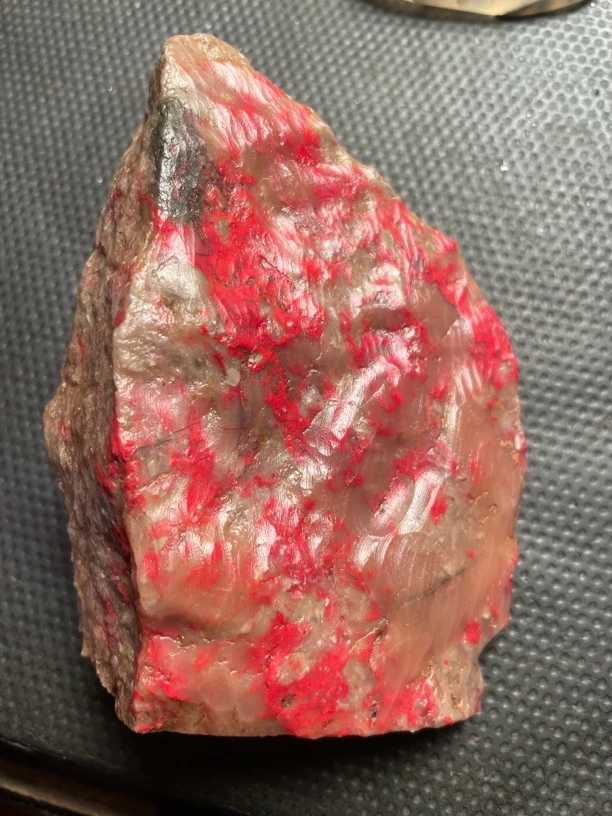 昌化鸡血石毛料。