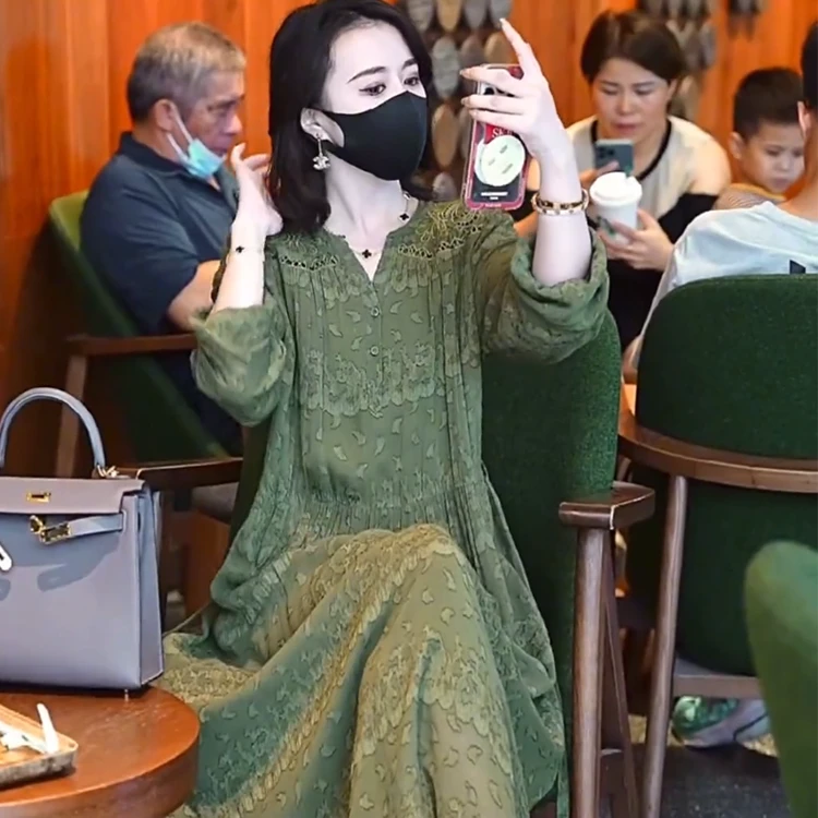 妈妈爆款V领大码宽松蕾丝连衣裙春秋新款气质轻奢女装高档长裙子