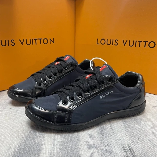 95新 Prada/普拉达 深蓝色布面侧边logo休闲透气板鞋/40.5欧码