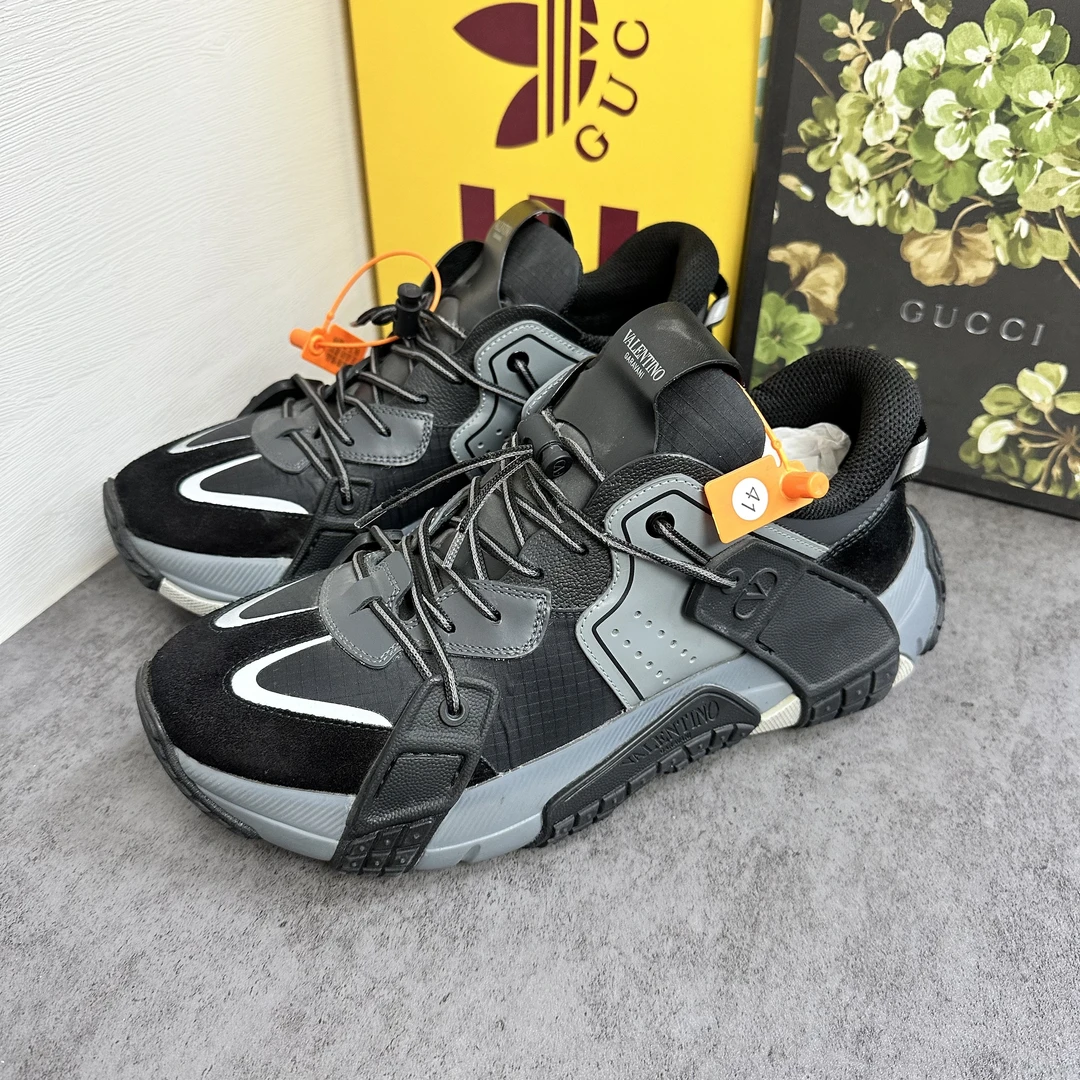 95新 Valentino/华伦天奴 黑色经典老爹休闲运动鞋 41码/97新