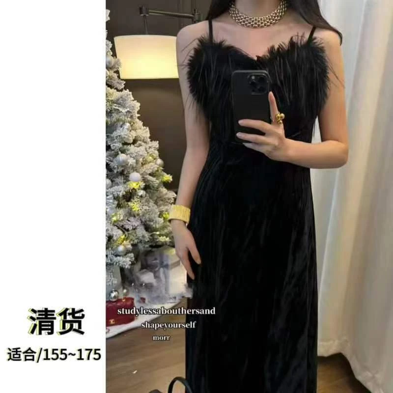 (法梦琳)82177赫本风法式高级感女冬装毛毛领气质丝绒连衣裙