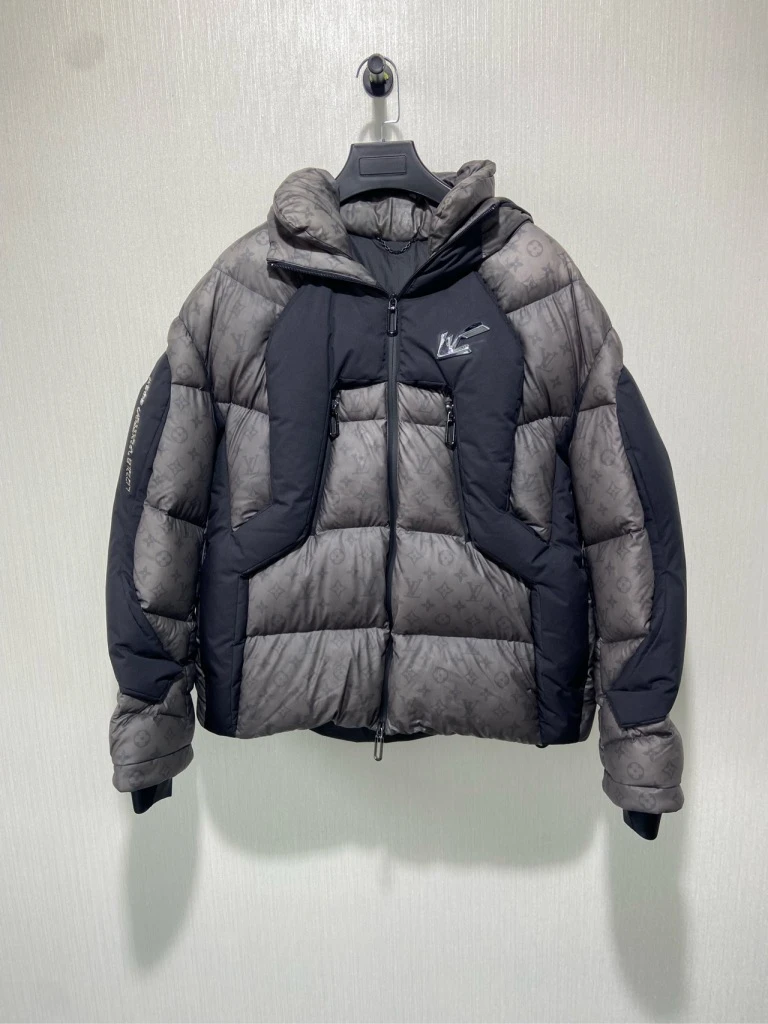Louis Vuitton LV 黑色2054温感满印羽绒服 50码/95新/JM6063