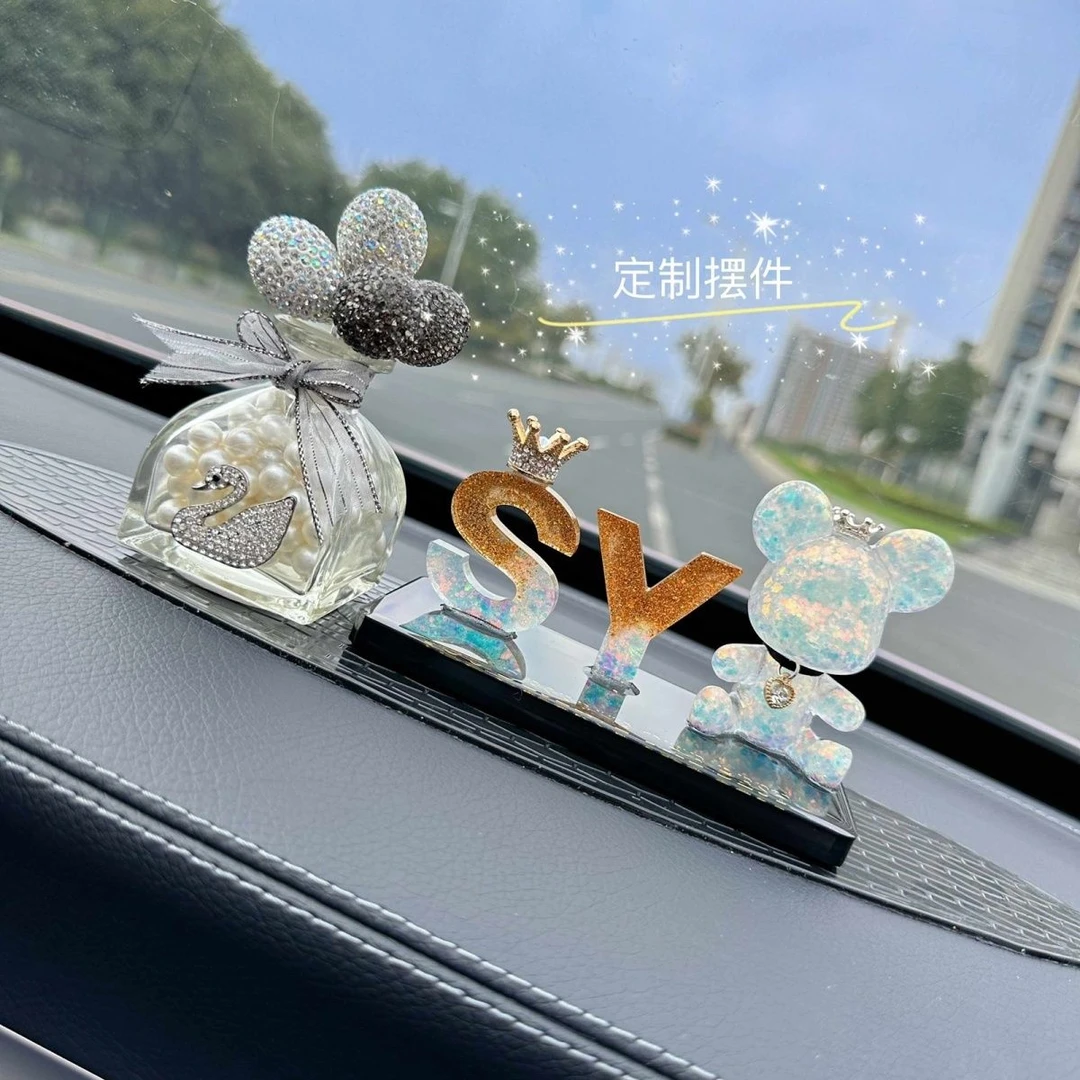 定制字母轻奢汽车摆件网红车载香水爆款车内装饰用品大全香薰