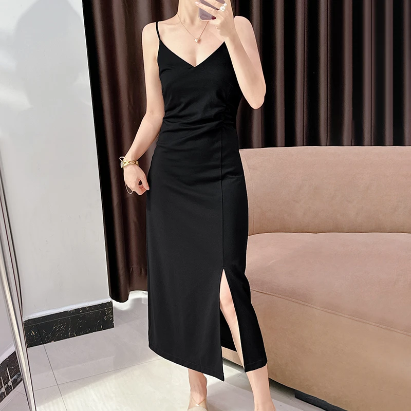 黑色吊带连衣裙爆款2025新款御姐风开叉小黑裙性感高档中长款裙子