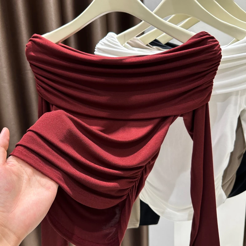 安可拉红穿搭抽褶露肩一字领上衣高级感斜肩t恤女爆款2025年新款