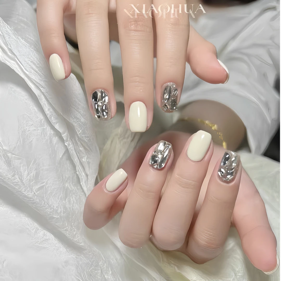 INS简约气质奶白色爆闪亮片碎钻高级感短款手工穿戴甲婚甲可拆卸