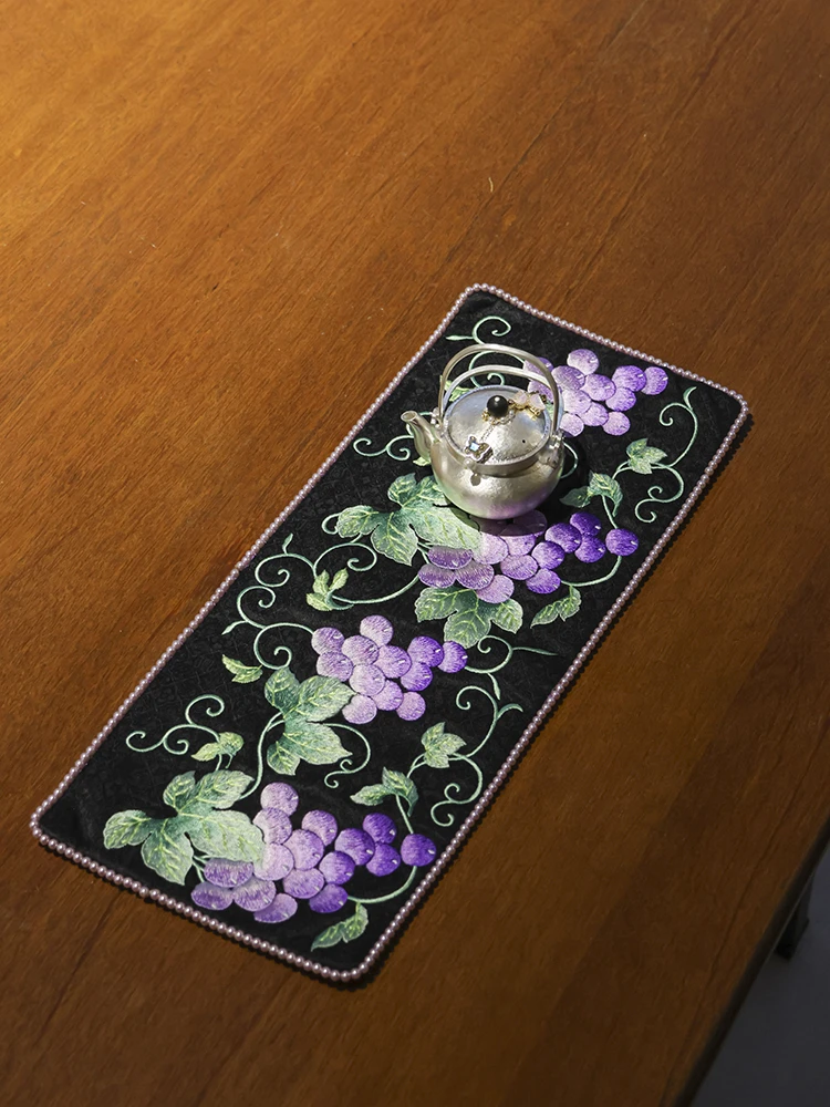 QB00489 黑底葡萄刺绣钉珠珍珠茶席37*16