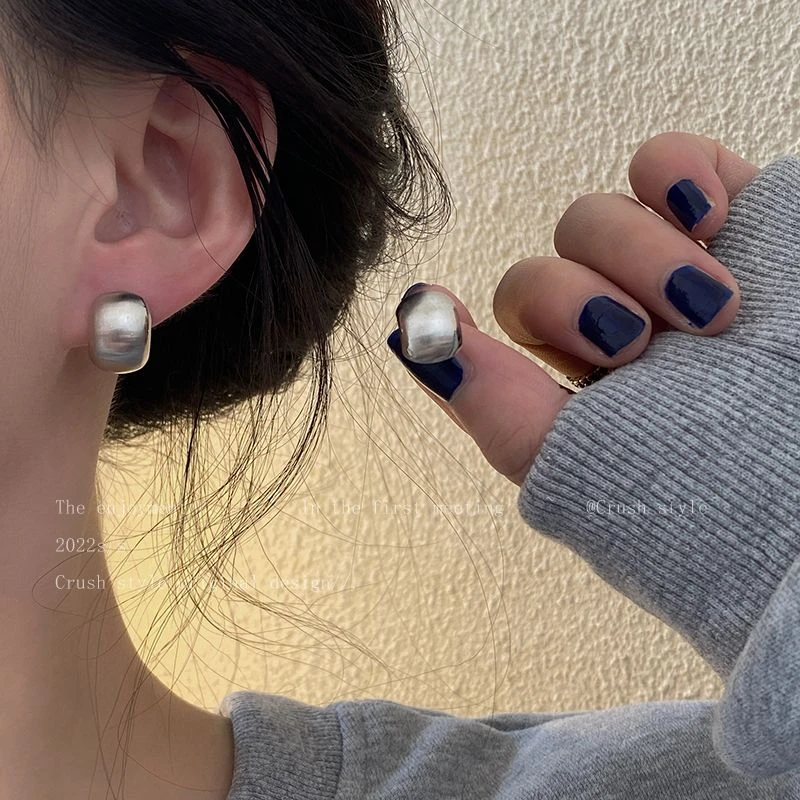 C位辣妹~简约不规则金属耳钉女港风气质百搭耳环2023年新款潮耳饰