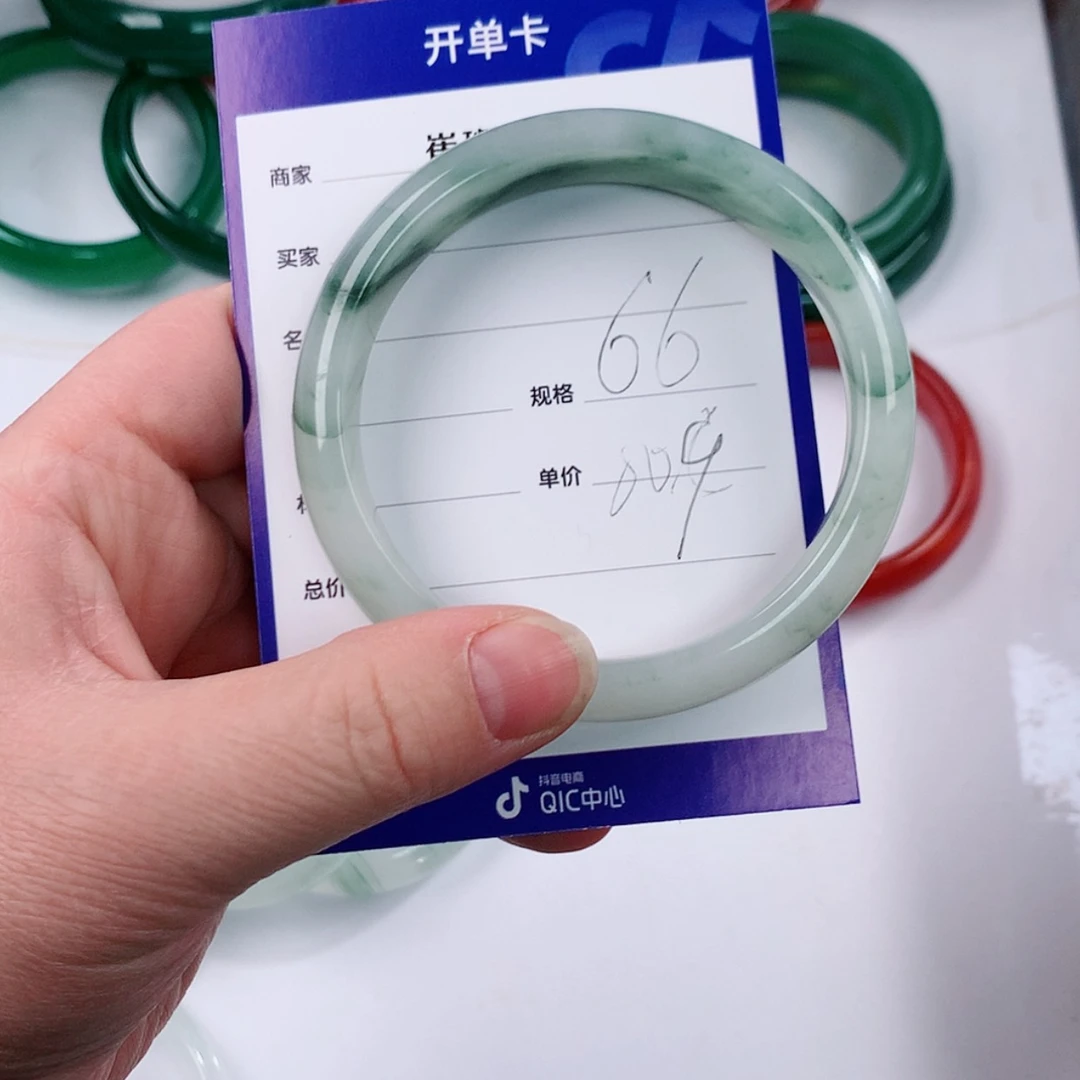 【闪购商品】石英质玉手镯未镶嵌笑*风