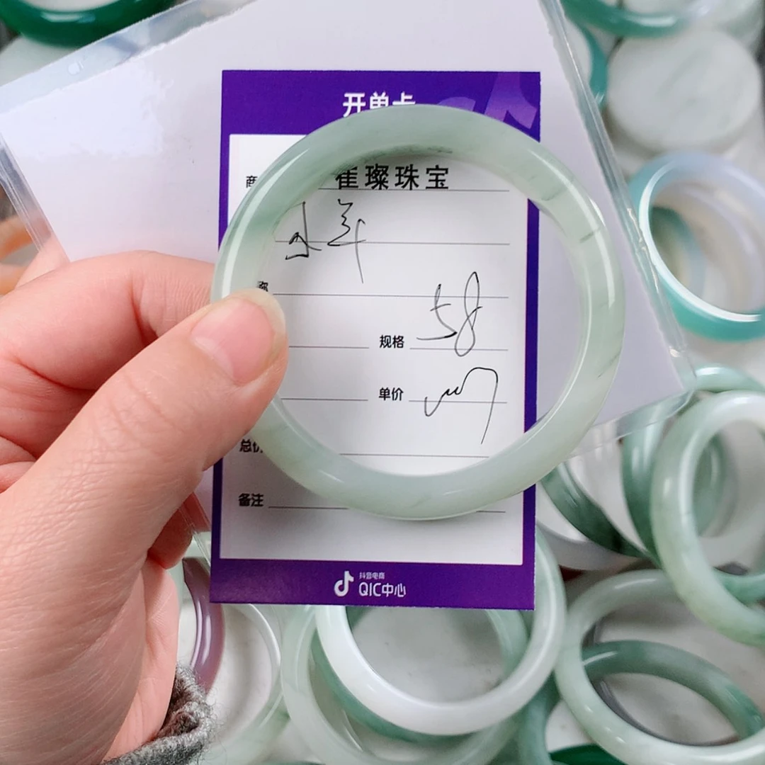 【闪购商品】石英质玉手镯未镶嵌小***?
