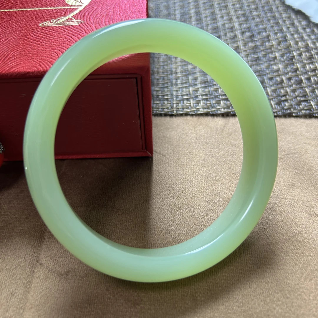 天然和田玉晴水湖水绿正圈手镯多样性发一